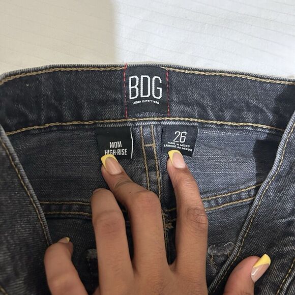 BDG URBAN OUTFITTERS FADED BLACK DENIM HIGH RISE MOM JEAN SHORTS SIZE 26 STRETCH - Picture 6 of 7